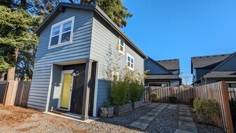 5591 SE 57th Ave in Portland, OR - Building Photo