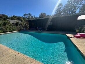 1536 NW 7th Ave in Gainesville, FL - Foto de edificio - Building Photo