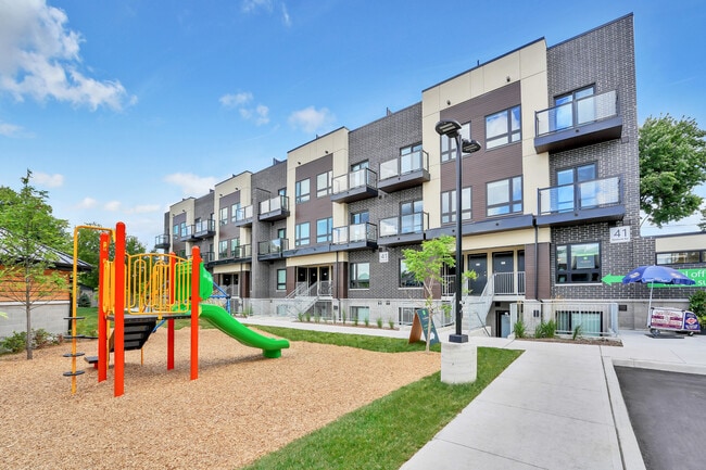 The Towns on Danforth in Toronto, ON - Building Photo - Building Photo
