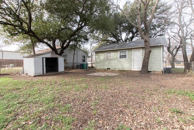 2506 N Elm St in Denton, TX - Foto de edificio - Building Photo