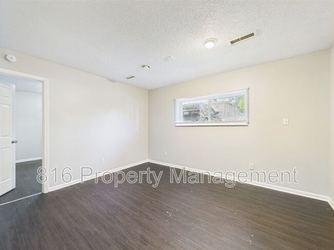 1229 W Hayward Ave in Independence, MO - Building Photo - Building Photo
