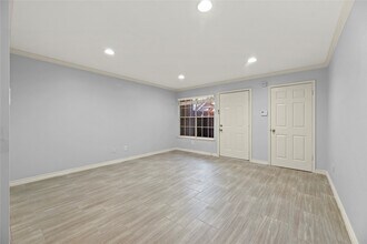 1223 Augusta Dr in Houston, TX - Building Photo - Building Photo