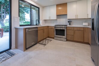 179 Gran Via in Palm Desert, CA - Building Photo - Building Photo