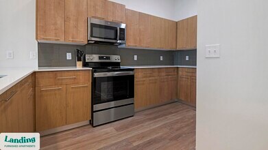 5256 International Dr in Orlando, FL - Building Photo - Building Photo