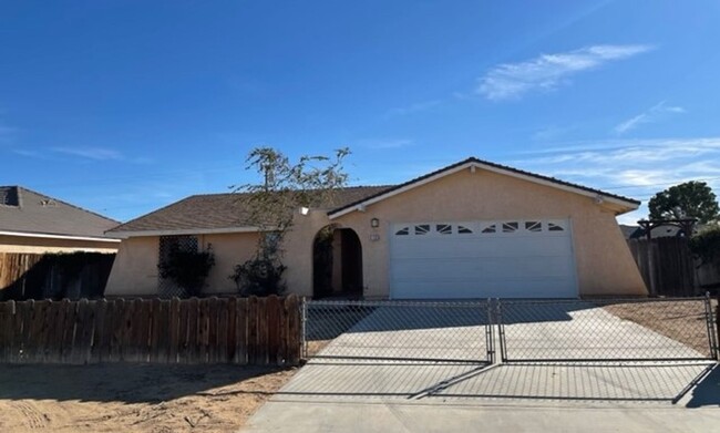 8150 Satinwood Ave in California City, CA - Foto de edificio - Building Photo