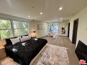 3943 Fredonia Dr in Los Angeles, CA - Building Photo - Building Photo