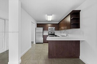 6940 Miami Gardens Dr in Hialeah, FL - Building Photo - Building Photo