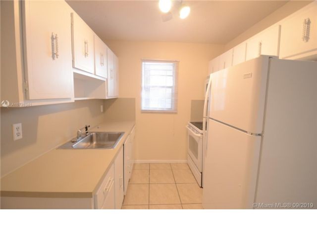 30 SE 4th Ave in Hallandale Beach, FL - Building Photo