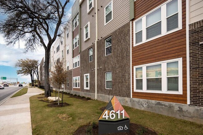 4611 N Interstate 35 Frontage Rd in Austin, TX - Building Photo - Building Photo