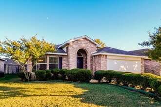 706 Langford Dr in Arlington, TX - Foto de edificio - Building Photo