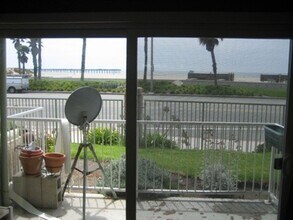 350 E Surfside Dr in Port Hueneme, CA - Building Photo - Building Photo