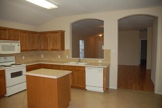 222 Mossy Rock Dr in Hutto, TX - Building Photo - Building Photo