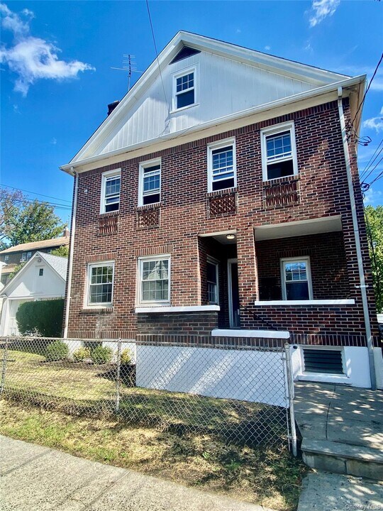 53 Madeleine Ave in New Rochelle, NY - Building Photo
