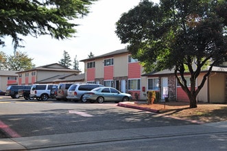 Raintree Apartments in Portland, OR - Foto de edificio - Building Photo