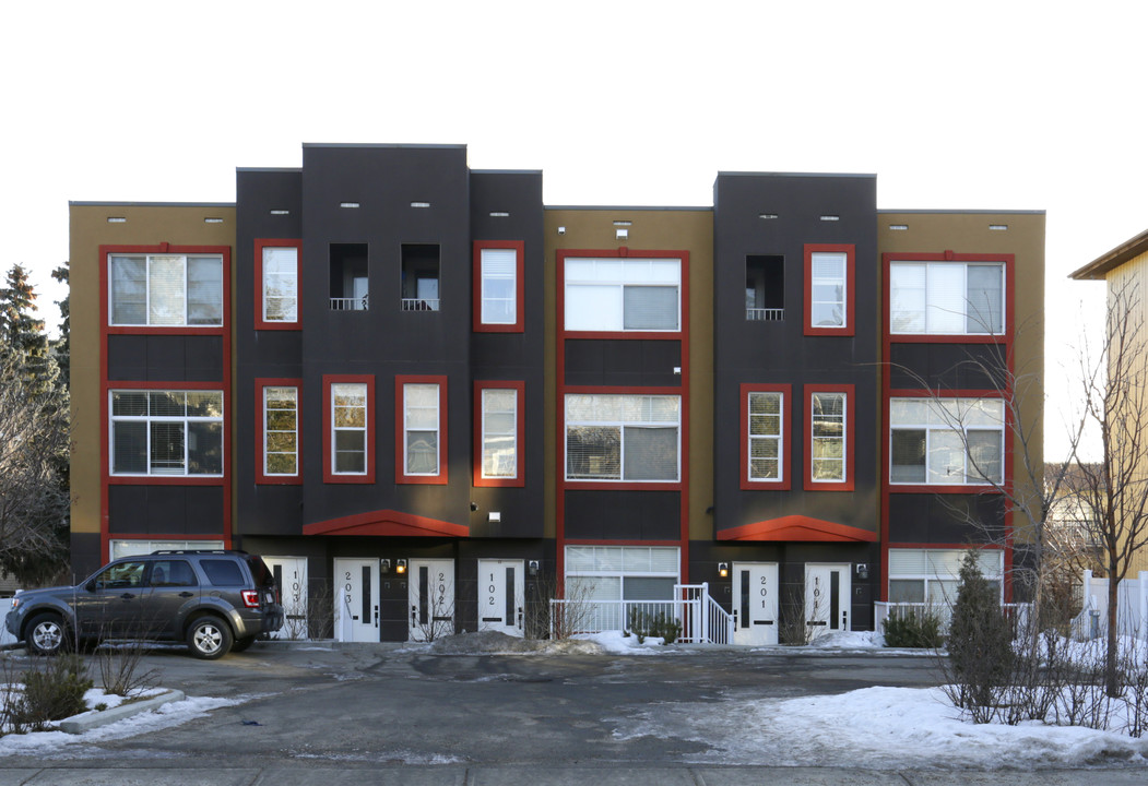 2306 17a St SW in Calgary, AB - Building Photo