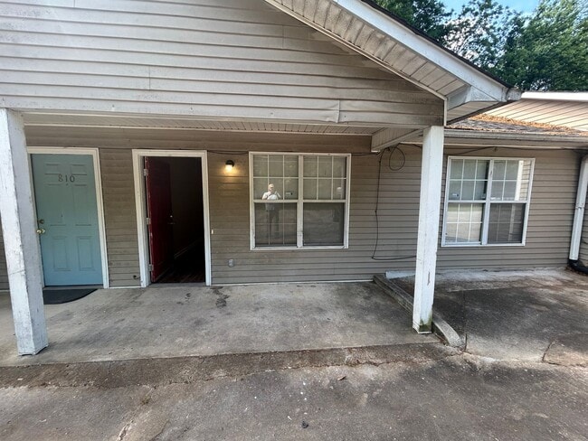 property at 812 N McLemore Ave