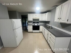 42-44-44 Hadley Rd in Sunderland, MA - Building Photo