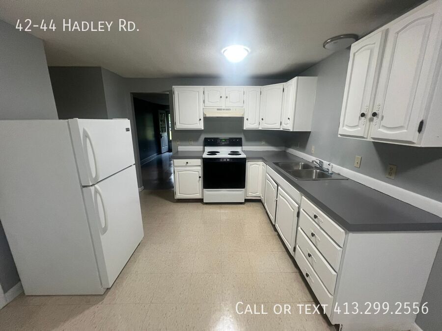 42-44-44 Hadley Rd in Sunderland, MA - Building Photo