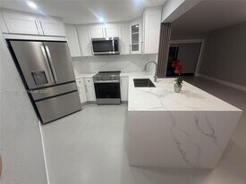 10233 NW 9th St Cir in Miami, FL - Building Photo