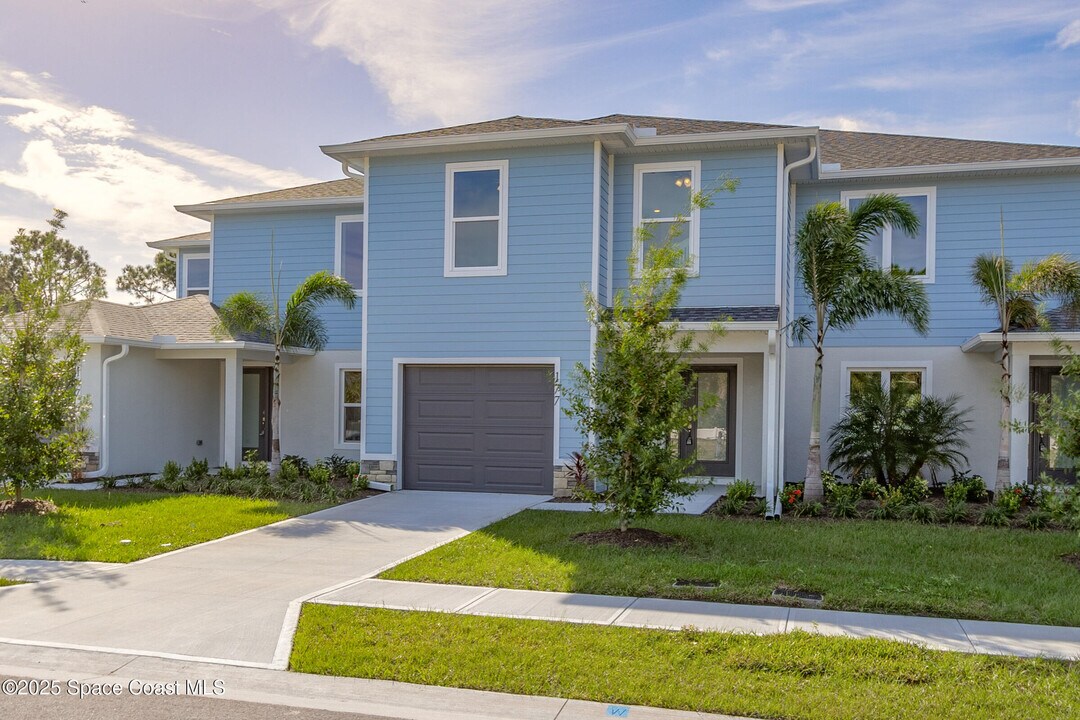 177 Hidden Woods Place in Melbourne, FL - Building Photo