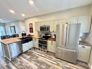 3921 Cape Haze Dr in Rotonda West, FL - Building Photo - Building Photo