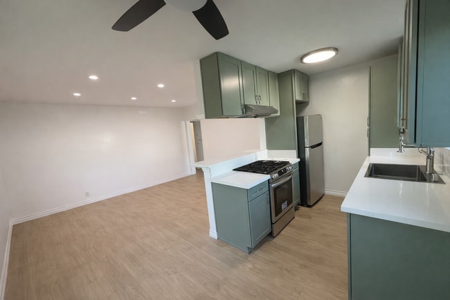 1427 Centinela Ave, Unit 4 in Santa Monica, CA - Foto de edificio - Building Photo