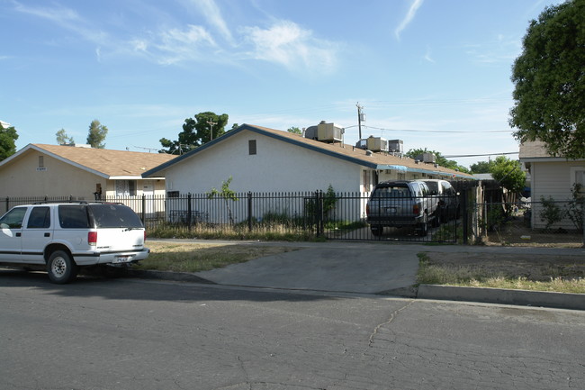 323-329 W 11th St in Merced, CA - Building Photo - Building Photo