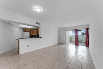 9735 Fontainebleau Blvd in Miami, FL - Building Photo - Building Photo