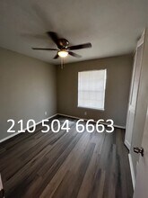 5143 Village Row in San Antonio, TX - Foto de edificio - Building Photo