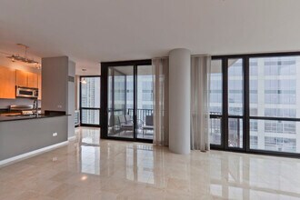 210 S Desplaines St in Chicago, IL - Building Photo - Building Photo