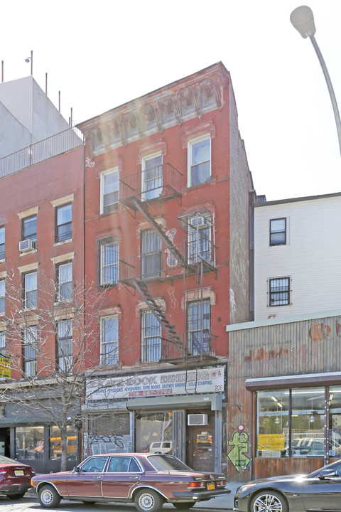 208 Broadway in Brooklyn, NY - Foto de edificio