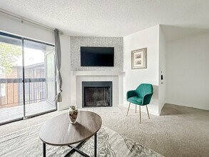 1071 Clayton Ln in Austin, TX - Foto de edificio - Building Photo