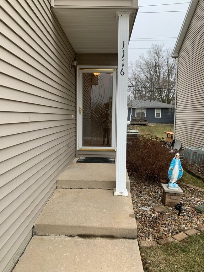 1116 Doral Dr in Bloomington, IL - Building Photo - Building Photo