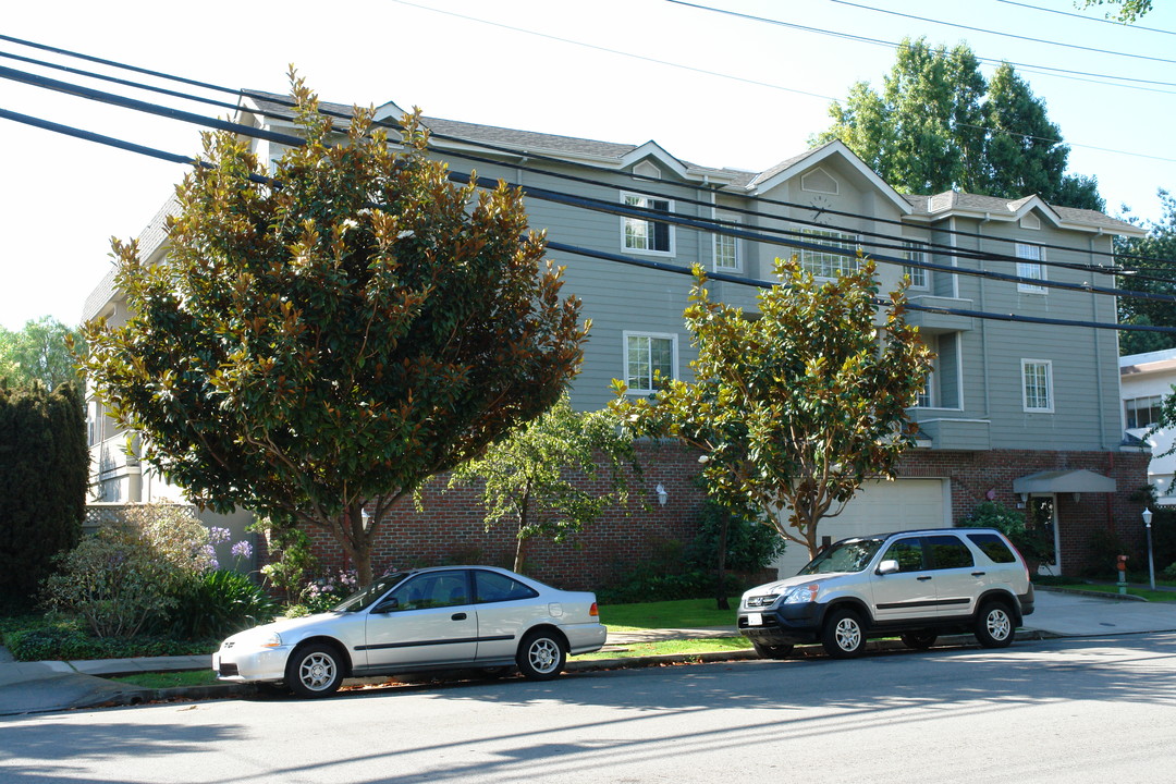 1215 Bayswater Ave in San Mateo, CA - Foto de edificio