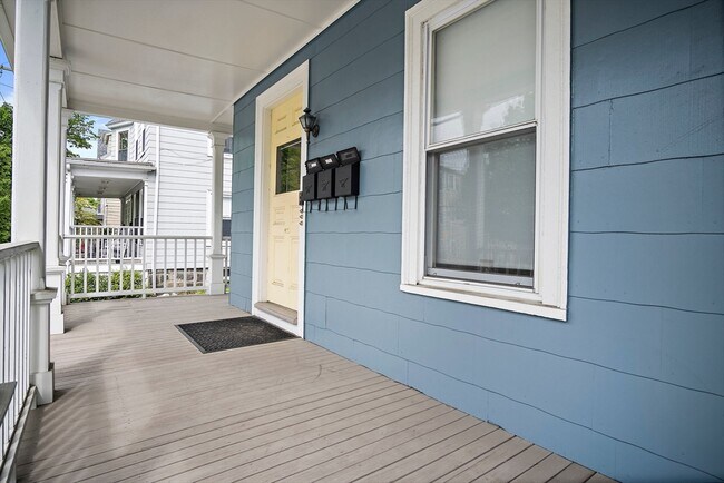 135 Clifton St, Unit 3 in Malden, MA - Building Photo - Building Photo