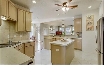 120 Stonecreek Dr in Irving, TX - Foto de edificio - Building Photo