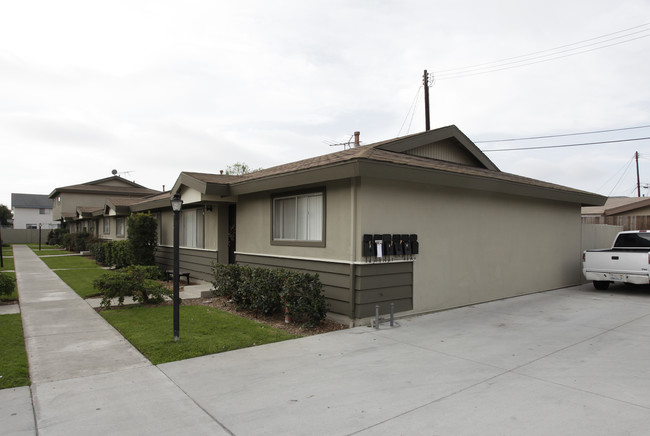 667 Victoria St in Costa Mesa, CA - Foto de edificio - Building Photo