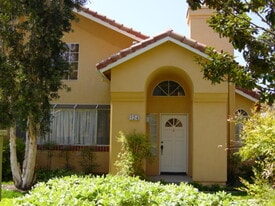 124 Alicante Aisle in Irvine, CA - Building Photo