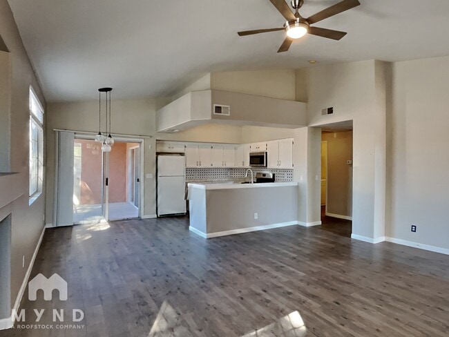 7705 Constanso Ave in Las Vegas, NV - Foto de edificio - Building Photo