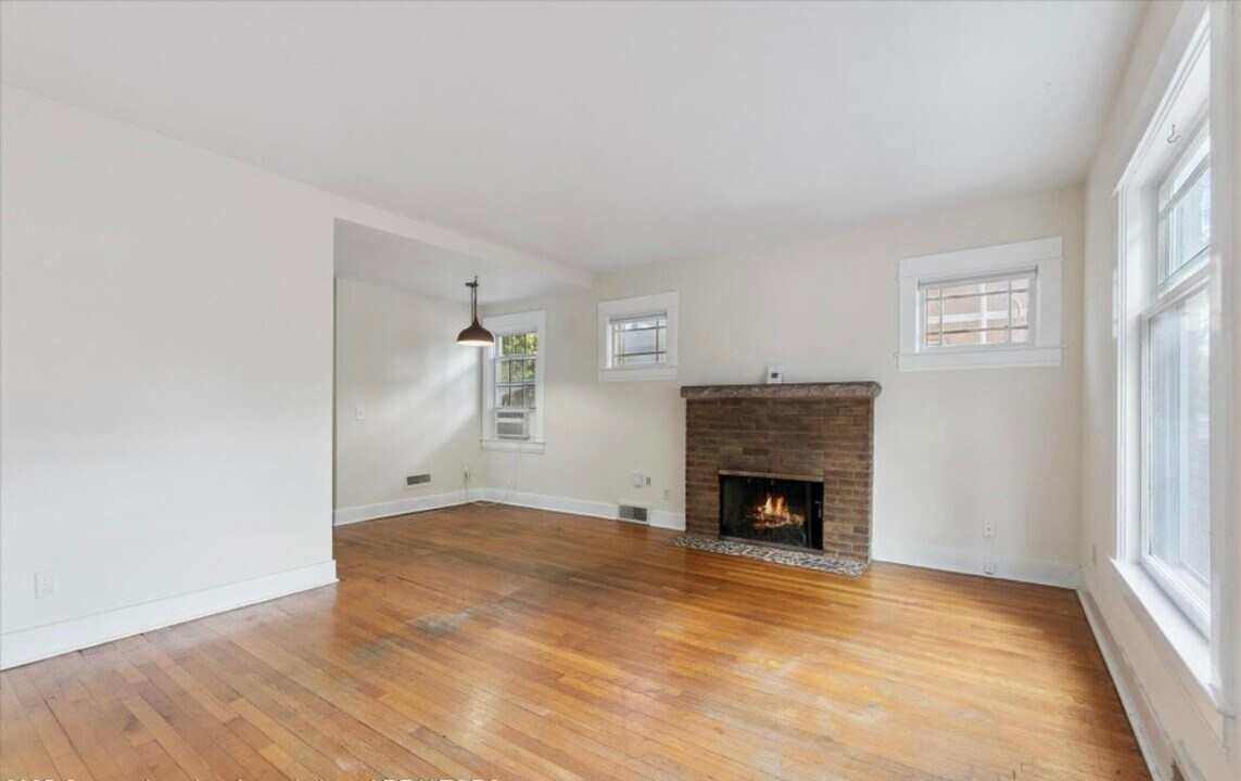 506 W Oakland Ave in Lansing, MI - Building Photo