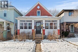 977 Gladstone Ave in Windsor, ON - Building Photo