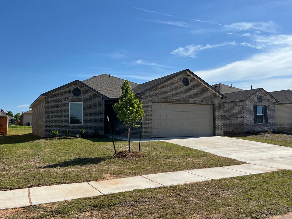 10032 SW 40th St in Mustang, OK - Building Photo