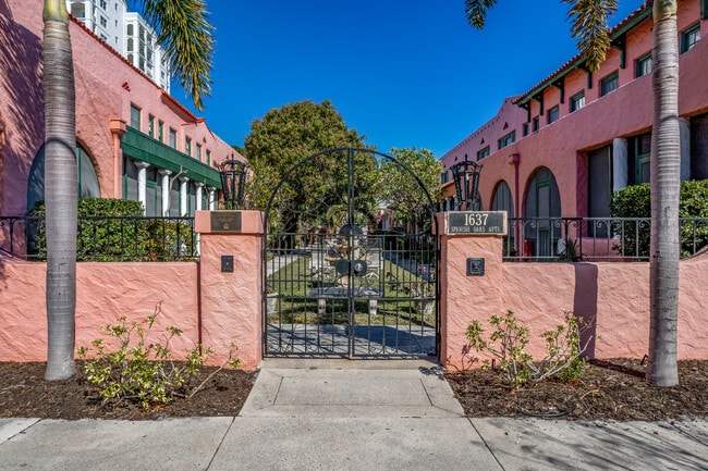 Spanish Oaks Apartments