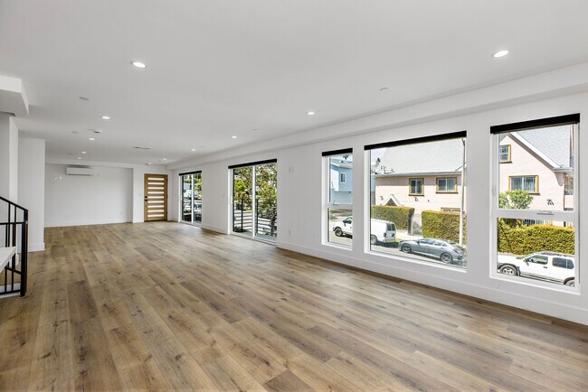 571 N Mariposa Ave in Los Angeles, CA - Building Photo - Building Photo