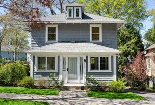 135 Rowe St in Auburndale, MA - Building Photo