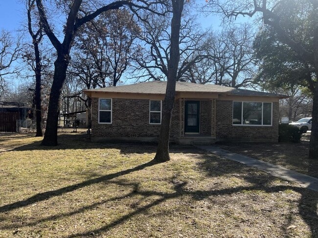 1100 Carpenter St in Azle, TX - Building Photo - Building Photo