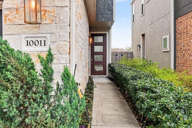 10011 Brickhouse Dr in Houston, TX - Building Photo - Building Photo