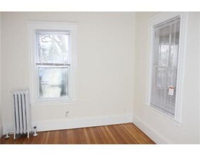 70 Leonard St in Dedham, MA - Foto de edificio - Building Photo