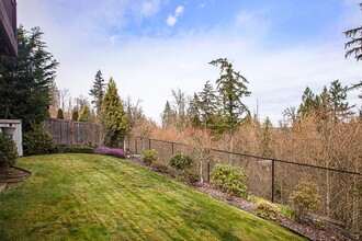 560 Wilderness Peak Dr NW, Unit 1 in Issaquah, WA - Building Photo - Building Photo