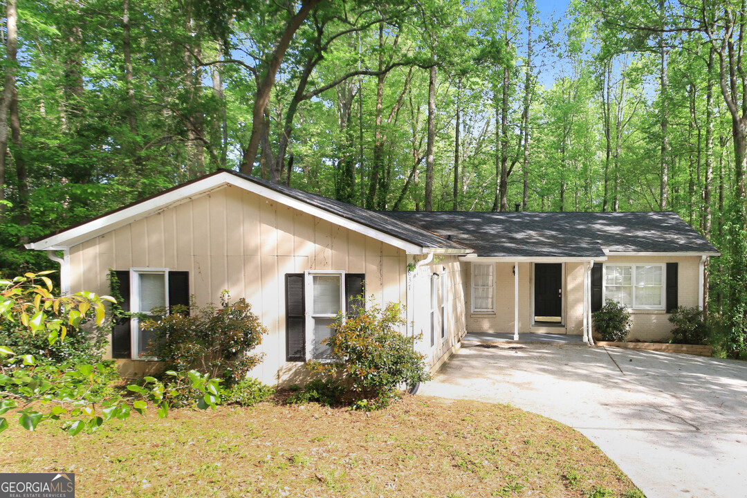 837 Hemingway Rd in Stone Mountain, GA - Building Photo